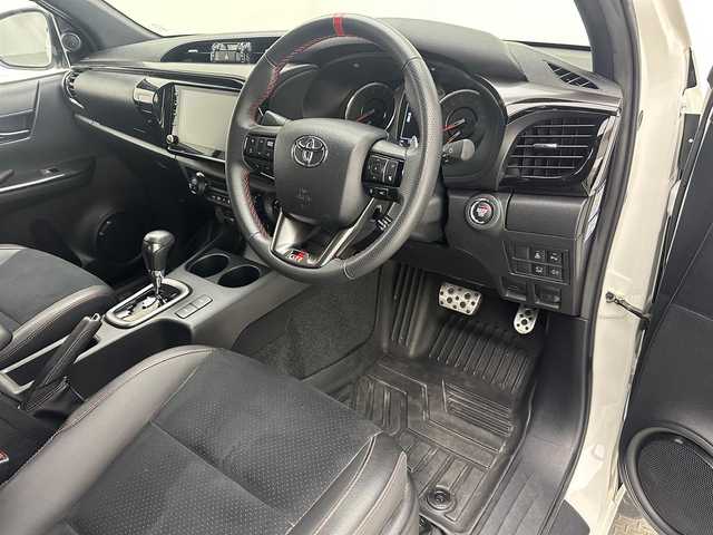 トヨタ ハイラックス Z GRスポーツ 兵庫県 2023(令5)年 1.6万km スーパーホワイトⅡ 純正メモリナビ(AM/FM/Bluetooth/apple carplay)/アラウンドビューモニター/パワーシート/ハーフレザーシート/社外17インチアルミホイール/社外フロアマット/追従型クルーズコントロール/アイドリングストップ/レーンキープアシスト/オートライト/前後コーナーセンサー/LEDヘッドライト/スマートキー/スペアキー/カラードフードモール/GR専用グリル(フロントバンパー/オーバーフェンダー/エンブレム)/荷室トノカバー
