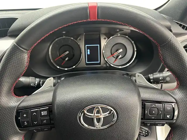 トヨタ ハイラックス Z GRスポーツ 兵庫県 2023(令5)年 1.6万km スーパーホワイトⅡ 純正メモリナビ(AM/FM/Bluetooth/apple carplay)/アラウンドビューモニター/パワーシート/ハーフレザーシート/社外17インチアルミホイール/社外フロアマット/追従型クルーズコントロール/アイドリングストップ/レーンキープアシスト/オートライト/前後コーナーセンサー/LEDヘッドライト/スマートキー/スペアキー/カラードフードモール/GR専用グリル(フロントバンパー/オーバーフェンダー/エンブレム)/荷室トノカバー