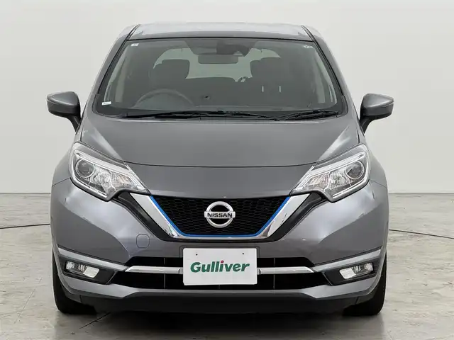 日産 ノート e－パワー メダリスト 福岡県 2017(平29)年 2.8万km ダークメタルグレー 社外ナビ（ワンセグ）　/衝突被害軽減システム　/レーンキープ　/盗難防止装置　/オートライト　/横滑り防止装置　/ＥＴＣ　/ＡＡＣ　/純正１５インチアルミホイール　/プッシュスタート　/スマートキー　/パワーウインドウ