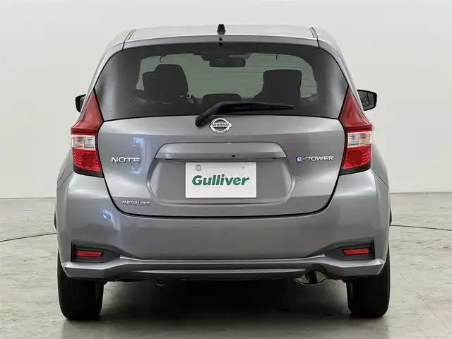 日産 ノート e－パワー メダリスト 福岡県 2017(平29)年 2.8万km ダークメタルグレー 社外ナビ（ワンセグ）　/衝突被害軽減システム　/レーンキープ　/盗難防止装置　/オートライト　/横滑り防止装置　/ＥＴＣ　/ＡＡＣ　/純正１５インチアルミホイール　/プッシュスタート　/スマートキー　/パワーウインドウ