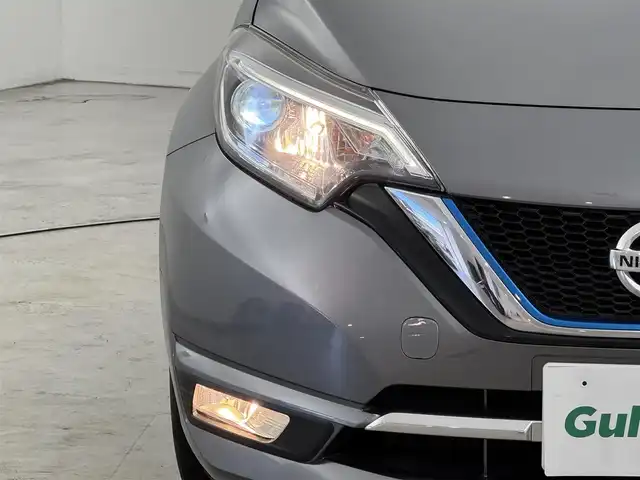 日産 ノート e－パワー メダリスト 福岡県 2017(平29)年 2.8万km ダークメタルグレー 社外ナビ（ワンセグ）　/衝突被害軽減システム　/レーンキープ　/盗難防止装置　/オートライト　/横滑り防止装置　/ＥＴＣ　/ＡＡＣ　/純正１５インチアルミホイール　/プッシュスタート　/スマートキー　/パワーウインドウ