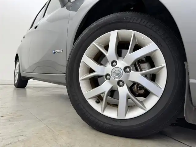 日産 ノート e－パワー メダリスト 福岡県 2017(平29)年 2.8万km ダークメタルグレー 社外ナビ（ワンセグ）　/衝突被害軽減システム　/レーンキープ　/盗難防止装置　/オートライト　/横滑り防止装置　/ＥＴＣ　/ＡＡＣ　/純正１５インチアルミホイール　/プッシュスタート　/スマートキー　/パワーウインドウ