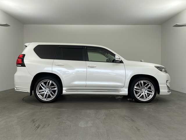 トヨタ ランドクルーザー プラド TX 兵庫県 2019(平31)年 3.3万km ホワイトパールクリスタルシャイン ・ALPINE9インチナビ/Bluetooth/CD/DVD/TV/SD/・バックカメラ/・Toyota Safety Sense/・プリクラッシュセーフティ/・レーンディパーチャーアラート［LDA］（ヨーアシスト機能付）/・オートマチックハイビーム［AHB］/・レーダークルーズコントロール（ブレーキ制御付）/・ロードサインアシスト［RSA］/・先行車発進告知機能［TMN］ /・VSC＆TRC（トラクションコントロール）/・ヒルスタートアシストコントロール（HAC）/・電動センターデフロック/・緊急ブレーキシグナル（ハザードランプ点滅） /・クリアランスソナー/・オートマチックハイビーム/・社外革調シートカバー/・サンルーフ/・社外ルームランプ/・防眩インナーミラー/・モデリスタエアロ/・WORK22インチアルミホイール/・社外サスペンション/・社外ウッドコンビステアリング/・LEDヘッドランプ［ハイ・ロービーム］/ オートレベリング機能付/・LEDクリアランスランプ（デイライト機能付）/・ヘッドランプクリーナー/・ビルトインETC/・前後ドライブレコーダー/・スペアキー