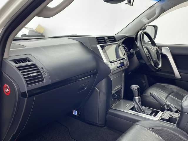 トヨタ ランドクルーザー プラド TX 兵庫県 2019(平31)年 3.3万km ホワイトパールクリスタルシャイン ・ALPINE9インチナビ/Bluetooth/CD/DVD/TV/SD/・バックカメラ/・Toyota Safety Sense/・プリクラッシュセーフティ/・レーンディパーチャーアラート［LDA］（ヨーアシスト機能付）/・オートマチックハイビーム［AHB］/・レーダークルーズコントロール（ブレーキ制御付）/・ロードサインアシスト［RSA］/・先行車発進告知機能［TMN］ /・VSC＆TRC（トラクションコントロール）/・ヒルスタートアシストコントロール（HAC）/・電動センターデフロック/・緊急ブレーキシグナル（ハザードランプ点滅） /・クリアランスソナー/・オートマチックハイビーム/・社外革調シートカバー/・サンルーフ/・社外ルームランプ/・防眩インナーミラー/・モデリスタエアロ/・WORK22インチアルミホイール/・社外サスペンション/・社外ウッドコンビステアリング/・LEDヘッドランプ［ハイ・ロービーム］/ オートレベリング機能付/・LEDクリアランスランプ（デイライト機能付）/・ヘッドランプクリーナー/・ビルトインETC/・前後ドライブレコーダー/・スペアキー