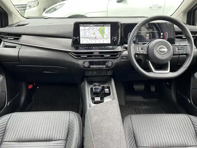 日産 オーラ G レザーエディション 神奈川県 2024(令6)年 0.5万km グレー NissanConnectナビ・フルセグ・USB・Bluetooth・AppleCarPlay/BOSEパーソナルプラスサウンドシステム/ビルトインETC2.0/USB電源ソケット（タイプC（フロント、リア）、タイプA（フロント））/ワイヤレス充電/プロパイロット（ナビリンク機能付）/プロパイロット緊急停止支援システム（SOSコール機能付）/インテリジェントエマージェンシーブレーキ/踏み間違い衝突防止アシスト/標識検知機能/前方衝突予測警報/車線逸脱警報/ふらつき警報/車線逸脱防止支援システム/フロント＆バックソナー/エマージェンシーストップシグナル/後側方衝突防止支援システム/後側方車両検知警報/後退時車両検知警報/車両接近追放装置/革巻きステアリング/ステアリングスイッチ/本革シート/運転席パワーシート/純正ドライブレコーダー/インテリジェントルームミラー/オートブレーキホールド/LEDヘッドライト/LEDフォグランプ/純正17インチアルミ/純正フロアマット/保証書/取扱説明書/インテリジェントキー×2