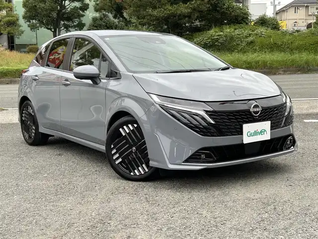 日産 オーラ G レザーエディション 神奈川県 2024(令6)年 0.5万km グレー NissanConnectナビ・フルセグ・USB・Bluetooth・AppleCarPlay/BOSEパーソナルプラスサウンドシステム/ビルトインETC2.0/USB電源ソケット（タイプC（フロント、リア）、タイプA（フロント））/ワイヤレス充電/プロパイロット（ナビリンク機能付）/プロパイロット緊急停止支援システム（SOSコール機能付）/インテリジェントエマージェンシーブレーキ/踏み間違い衝突防止アシスト/標識検知機能/前方衝突予測警報/車線逸脱警報/ふらつき警報/車線逸脱防止支援システム/フロント＆バックソナー/エマージェンシーストップシグナル/後側方衝突防止支援システム/後側方車両検知警報/後退時車両検知警報/車両接近追放装置/革巻きステアリング/ステアリングスイッチ/本革シート/運転席パワーシート/純正ドライブレコーダー/インテリジェントルームミラー/オートブレーキホールド/LEDヘッドライト/LEDフォグランプ/純正17インチアルミ/純正フロアマット/保証書/取扱説明書/インテリジェントキー×2