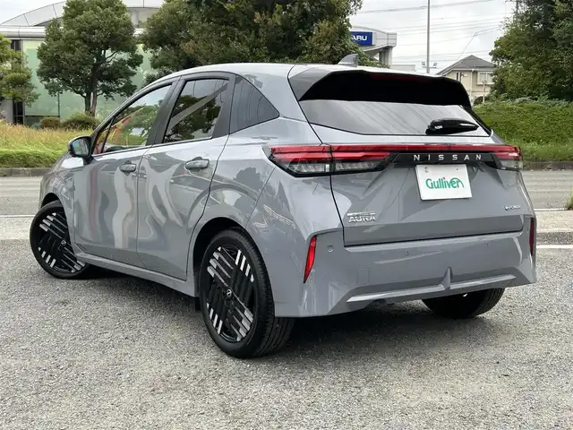 日産 オーラ G レザーエディション 神奈川県 2024(令6)年 0.5万km グレー NissanConnectナビ・フルセグ・USB・Bluetooth・AppleCarPlay/BOSEパーソナルプラスサウンドシステム/ビルトインETC2.0/USB電源ソケット（タイプC（フロント、リア）、タイプA（フロント））/ワイヤレス充電/プロパイロット（ナビリンク機能付）/プロパイロット緊急停止支援システム（SOSコール機能付）/インテリジェントエマージェンシーブレーキ/踏み間違い衝突防止アシスト/標識検知機能/前方衝突予測警報/車線逸脱警報/ふらつき警報/車線逸脱防止支援システム/フロント＆バックソナー/エマージェンシーストップシグナル/後側方衝突防止支援システム/後側方車両検知警報/後退時車両検知警報/車両接近追放装置/革巻きステアリング/ステアリングスイッチ/本革シート/運転席パワーシート/純正ドライブレコーダー/インテリジェントルームミラー/オートブレーキホールド/LEDヘッドライト/LEDフォグランプ/純正17インチアルミ/純正フロアマット/保証書/取扱説明書/インテリジェントキー×2