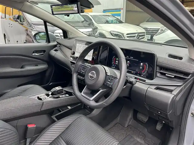 日産 オーラ G レザーエディション 神奈川県 2024(令6)年 0.5万km グレー NissanConnectナビ・フルセグ・USB・Bluetooth・AppleCarPlay/BOSEパーソナルプラスサウンドシステム/ビルトインETC2.0/USB電源ソケット（タイプC（フロント、リア）、タイプA（フロント））/ワイヤレス充電/プロパイロット（ナビリンク機能付）/プロパイロット緊急停止支援システム（SOSコール機能付）/インテリジェントエマージェンシーブレーキ/踏み間違い衝突防止アシスト/標識検知機能/前方衝突予測警報/車線逸脱警報/ふらつき警報/車線逸脱防止支援システム/フロント＆バックソナー/エマージェンシーストップシグナル/後側方衝突防止支援システム/後側方車両検知警報/後退時車両検知警報/車両接近追放装置/革巻きステアリング/ステアリングスイッチ/本革シート/運転席パワーシート/純正ドライブレコーダー/インテリジェントルームミラー/オートブレーキホールド/LEDヘッドライト/LEDフォグランプ/純正17インチアルミ/純正フロアマット/保証書/取扱説明書/インテリジェントキー×2