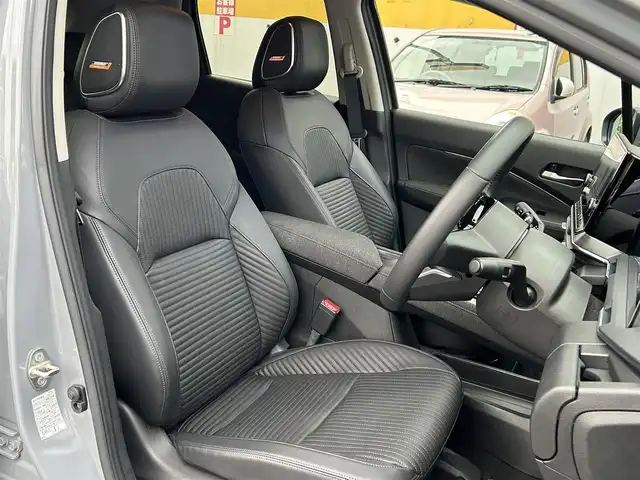 日産 オーラ G レザーエディション 神奈川県 2024(令6)年 0.5万km グレー NissanConnectナビ・フルセグ・USB・Bluetooth・AppleCarPlay/BOSEパーソナルプラスサウンドシステム/ビルトインETC2.0/USB電源ソケット（タイプC（フロント、リア）、タイプA（フロント））/ワイヤレス充電/プロパイロット（ナビリンク機能付）/プロパイロット緊急停止支援システム（SOSコール機能付）/インテリジェントエマージェンシーブレーキ/踏み間違い衝突防止アシスト/標識検知機能/前方衝突予測警報/車線逸脱警報/ふらつき警報/車線逸脱防止支援システム/フロント＆バックソナー/エマージェンシーストップシグナル/後側方衝突防止支援システム/後側方車両検知警報/後退時車両検知警報/車両接近追放装置/革巻きステアリング/ステアリングスイッチ/本革シート/運転席パワーシート/純正ドライブレコーダー/インテリジェントルームミラー/オートブレーキホールド/LEDヘッドライト/LEDフォグランプ/純正17インチアルミ/純正フロアマット/保証書/取扱説明書/インテリジェントキー×2