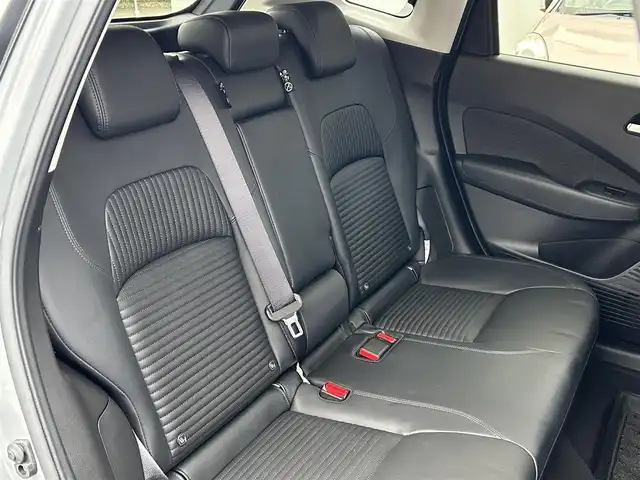 日産 オーラ G レザーエディション 神奈川県 2024(令6)年 0.5万km グレー NissanConnectナビ・フルセグ・USB・Bluetooth・AppleCarPlay/BOSEパーソナルプラスサウンドシステム/ビルトインETC2.0/USB電源ソケット（タイプC（フロント、リア）、タイプA（フロント））/ワイヤレス充電/プロパイロット（ナビリンク機能付）/プロパイロット緊急停止支援システム（SOSコール機能付）/インテリジェントエマージェンシーブレーキ/踏み間違い衝突防止アシスト/標識検知機能/前方衝突予測警報/車線逸脱警報/ふらつき警報/車線逸脱防止支援システム/フロント＆バックソナー/エマージェンシーストップシグナル/後側方衝突防止支援システム/後側方車両検知警報/後退時車両検知警報/車両接近追放装置/革巻きステアリング/ステアリングスイッチ/本革シート/運転席パワーシート/純正ドライブレコーダー/インテリジェントルームミラー/オートブレーキホールド/LEDヘッドライト/LEDフォグランプ/純正17インチアルミ/純正フロアマット/保証書/取扱説明書/インテリジェントキー×2