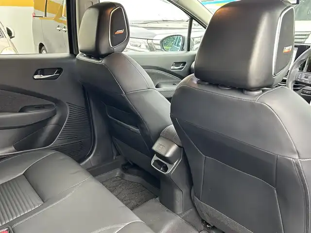 日産 オーラ G レザーエディション 神奈川県 2024(令6)年 0.5万km グレー NissanConnectナビ・フルセグ・USB・Bluetooth・AppleCarPlay/BOSEパーソナルプラスサウンドシステム/ビルトインETC2.0/USB電源ソケット（タイプC（フロント、リア）、タイプA（フロント））/ワイヤレス充電/プロパイロット（ナビリンク機能付）/プロパイロット緊急停止支援システム（SOSコール機能付）/インテリジェントエマージェンシーブレーキ/踏み間違い衝突防止アシスト/標識検知機能/前方衝突予測警報/車線逸脱警報/ふらつき警報/車線逸脱防止支援システム/フロント＆バックソナー/エマージェンシーストップシグナル/後側方衝突防止支援システム/後側方車両検知警報/後退時車両検知警報/車両接近追放装置/革巻きステアリング/ステアリングスイッチ/本革シート/運転席パワーシート/純正ドライブレコーダー/インテリジェントルームミラー/オートブレーキホールド/LEDヘッドライト/LEDフォグランプ/純正17インチアルミ/純正フロアマット/保証書/取扱説明書/インテリジェントキー×2