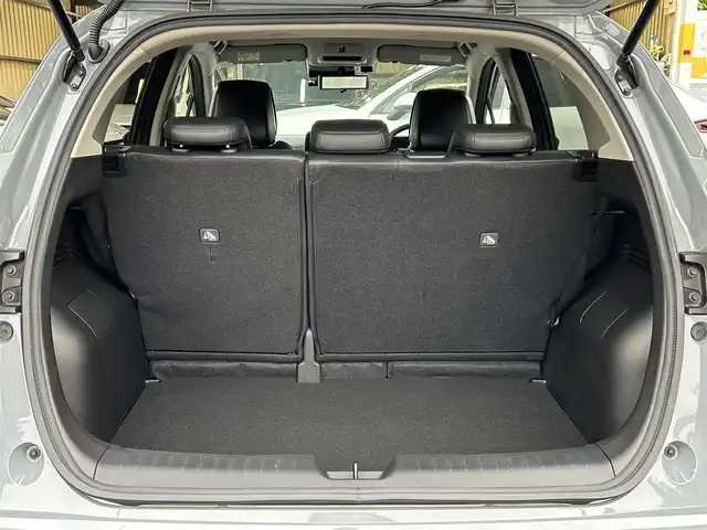 日産 オーラ G レザーエディション 神奈川県 2024(令6)年 0.5万km グレー NissanConnectナビ・フルセグ・USB・Bluetooth・AppleCarPlay/BOSEパーソナルプラスサウンドシステム/ビルトインETC2.0/USB電源ソケット（タイプC（フロント、リア）、タイプA（フロント））/ワイヤレス充電/プロパイロット（ナビリンク機能付）/プロパイロット緊急停止支援システム（SOSコール機能付）/インテリジェントエマージェンシーブレーキ/踏み間違い衝突防止アシスト/標識検知機能/前方衝突予測警報/車線逸脱警報/ふらつき警報/車線逸脱防止支援システム/フロント＆バックソナー/エマージェンシーストップシグナル/後側方衝突防止支援システム/後側方車両検知警報/後退時車両検知警報/車両接近追放装置/革巻きステアリング/ステアリングスイッチ/本革シート/運転席パワーシート/純正ドライブレコーダー/インテリジェントルームミラー/オートブレーキホールド/LEDヘッドライト/LEDフォグランプ/純正17インチアルミ/純正フロアマット/保証書/取扱説明書/インテリジェントキー×2