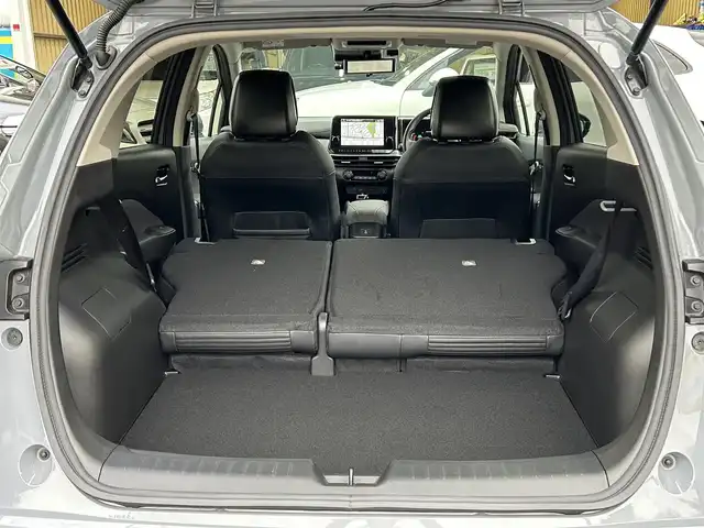日産 オーラ G レザーエディション 神奈川県 2024(令6)年 0.5万km グレー NissanConnectナビ・フルセグ・USB・Bluetooth・AppleCarPlay/BOSEパーソナルプラスサウンドシステム/ビルトインETC2.0/USB電源ソケット（タイプC（フロント、リア）、タイプA（フロント））/ワイヤレス充電/プロパイロット（ナビリンク機能付）/プロパイロット緊急停止支援システム（SOSコール機能付）/インテリジェントエマージェンシーブレーキ/踏み間違い衝突防止アシスト/標識検知機能/前方衝突予測警報/車線逸脱警報/ふらつき警報/車線逸脱防止支援システム/フロント＆バックソナー/エマージェンシーストップシグナル/後側方衝突防止支援システム/後側方車両検知警報/後退時車両検知警報/車両接近追放装置/革巻きステアリング/ステアリングスイッチ/本革シート/運転席パワーシート/純正ドライブレコーダー/インテリジェントルームミラー/オートブレーキホールド/LEDヘッドライト/LEDフォグランプ/純正17インチアルミ/純正フロアマット/保証書/取扱説明書/インテリジェントキー×2