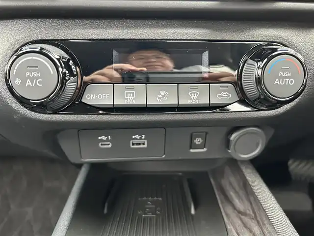 日産 オーラ G レザーエディション 神奈川県 2024(令6)年 0.5万km グレー NissanConnectナビ・フルセグ・USB・Bluetooth・AppleCarPlay/BOSEパーソナルプラスサウンドシステム/ビルトインETC2.0/USB電源ソケット（タイプC（フロント、リア）、タイプA（フロント））/ワイヤレス充電/プロパイロット（ナビリンク機能付）/プロパイロット緊急停止支援システム（SOSコール機能付）/インテリジェントエマージェンシーブレーキ/踏み間違い衝突防止アシスト/標識検知機能/前方衝突予測警報/車線逸脱警報/ふらつき警報/車線逸脱防止支援システム/フロント＆バックソナー/エマージェンシーストップシグナル/後側方衝突防止支援システム/後側方車両検知警報/後退時車両検知警報/車両接近追放装置/革巻きステアリング/ステアリングスイッチ/本革シート/運転席パワーシート/純正ドライブレコーダー/インテリジェントルームミラー/オートブレーキホールド/LEDヘッドライト/LEDフォグランプ/純正17インチアルミ/純正フロアマット/保証書/取扱説明書/インテリジェントキー×2