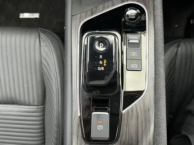 日産 オーラ G レザーエディション 神奈川県 2024(令6)年 0.5万km グレー NissanConnectナビ・フルセグ・USB・Bluetooth・AppleCarPlay/BOSEパーソナルプラスサウンドシステム/ビルトインETC2.0/USB電源ソケット（タイプC（フロント、リア）、タイプA（フロント））/ワイヤレス充電/プロパイロット（ナビリンク機能付）/プロパイロット緊急停止支援システム（SOSコール機能付）/インテリジェントエマージェンシーブレーキ/踏み間違い衝突防止アシスト/標識検知機能/前方衝突予測警報/車線逸脱警報/ふらつき警報/車線逸脱防止支援システム/フロント＆バックソナー/エマージェンシーストップシグナル/後側方衝突防止支援システム/後側方車両検知警報/後退時車両検知警報/車両接近追放装置/革巻きステアリング/ステアリングスイッチ/本革シート/運転席パワーシート/純正ドライブレコーダー/インテリジェントルームミラー/オートブレーキホールド/LEDヘッドライト/LEDフォグランプ/純正17インチアルミ/純正フロアマット/保証書/取扱説明書/インテリジェントキー×2