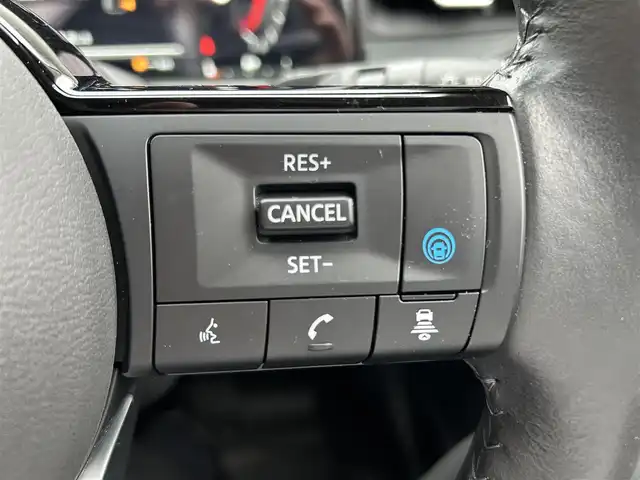 日産 オーラ G レザーエディション 神奈川県 2024(令6)年 0.5万km グレー NissanConnectナビ・フルセグ・USB・Bluetooth・AppleCarPlay/BOSEパーソナルプラスサウンドシステム/ビルトインETC2.0/USB電源ソケット（タイプC（フロント、リア）、タイプA（フロント））/ワイヤレス充電/プロパイロット（ナビリンク機能付）/プロパイロット緊急停止支援システム（SOSコール機能付）/インテリジェントエマージェンシーブレーキ/踏み間違い衝突防止アシスト/標識検知機能/前方衝突予測警報/車線逸脱警報/ふらつき警報/車線逸脱防止支援システム/フロント＆バックソナー/エマージェンシーストップシグナル/後側方衝突防止支援システム/後側方車両検知警報/後退時車両検知警報/車両接近追放装置/革巻きステアリング/ステアリングスイッチ/本革シート/運転席パワーシート/純正ドライブレコーダー/インテリジェントルームミラー/オートブレーキホールド/LEDヘッドライト/LEDフォグランプ/純正17インチアルミ/純正フロアマット/保証書/取扱説明書/インテリジェントキー×2