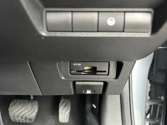 日産 オーラ G レザーエディション 神奈川県 2024(令6)年 0.5万km グレー NissanConnectナビ・フルセグ・USB・Bluetooth・AppleCarPlay/BOSEパーソナルプラスサウンドシステム/ビルトインETC2.0/USB電源ソケット（タイプC（フロント、リア）、タイプA（フロント））/ワイヤレス充電/プロパイロット（ナビリンク機能付）/プロパイロット緊急停止支援システム（SOSコール機能付）/インテリジェントエマージェンシーブレーキ/踏み間違い衝突防止アシスト/標識検知機能/前方衝突予測警報/車線逸脱警報/ふらつき警報/車線逸脱防止支援システム/フロント＆バックソナー/エマージェンシーストップシグナル/後側方衝突防止支援システム/後側方車両検知警報/後退時車両検知警報/車両接近追放装置/革巻きステアリング/ステアリングスイッチ/本革シート/運転席パワーシート/純正ドライブレコーダー/インテリジェントルームミラー/オートブレーキホールド/LEDヘッドライト/LEDフォグランプ/純正17インチアルミ/純正フロアマット/保証書/取扱説明書/インテリジェントキー×2