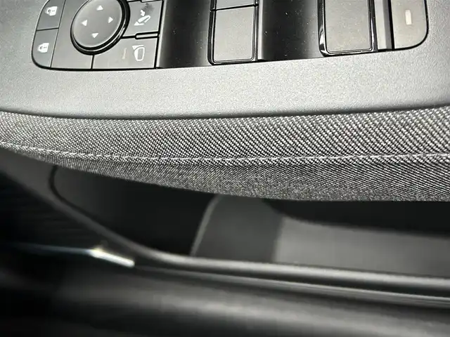 日産 オーラ G レザーエディション 神奈川県 2024(令6)年 0.5万km グレー NissanConnectナビ・フルセグ・USB・Bluetooth・AppleCarPlay/BOSEパーソナルプラスサウンドシステム/ビルトインETC2.0/USB電源ソケット（タイプC（フロント、リア）、タイプA（フロント））/ワイヤレス充電/プロパイロット（ナビリンク機能付）/プロパイロット緊急停止支援システム（SOSコール機能付）/インテリジェントエマージェンシーブレーキ/踏み間違い衝突防止アシスト/標識検知機能/前方衝突予測警報/車線逸脱警報/ふらつき警報/車線逸脱防止支援システム/フロント＆バックソナー/エマージェンシーストップシグナル/後側方衝突防止支援システム/後側方車両検知警報/後退時車両検知警報/車両接近追放装置/革巻きステアリング/ステアリングスイッチ/本革シート/運転席パワーシート/純正ドライブレコーダー/インテリジェントルームミラー/オートブレーキホールド/LEDヘッドライト/LEDフォグランプ/純正17インチアルミ/純正フロアマット/保証書/取扱説明書/インテリジェントキー×2