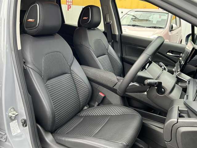 日産 オーラ G レザーエディション 大分県 2024(令6)年 0.5万km グレー NissanConnectナビ・フルセグ・USB・Bluetooth・AppleCarPlay/BOSEパーソナルプラスサウンドシステム/ビルトインETC2.0/USB電源ソケット（タイプC（フロント、リア）、タイプA（フロント））/ワイヤレス充電/プロパイロット（ナビリンク機能付）/プロパイロット緊急停止支援システム（SOSコール機能付）/インテリジェントエマージェンシーブレーキ/踏み間違い衝突防止アシスト/標識検知機能/前方衝突予測警報/車線逸脱警報/ふらつき警報/車線逸脱防止支援システム/フロント＆バックソナー/エマージェンシーストップシグナル/後側方衝突防止支援システム/後側方車両検知警報/後退時車両検知警報/車両接近追放装置/革巻きステアリング/ステアリングスイッチ/本革シート/運転席パワーシート/純正ドライブレコーダー/インテリジェントルームミラー/オートブレーキホールド/LEDヘッドライト/LEDフォグランプ/純正17インチアルミ/純正フロアマット/保証書/取扱説明書/インテリジェントキー×2