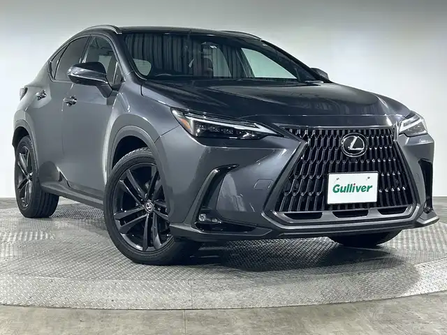 レクサス ＮＸ 350h バージョンL 神奈川県 2022(令4)年 2.2万km シルバーメタリック 純正14型ディスプレイオーディオプラス/車載ナビ/フルセグ　USB Androidauto　Applecarplay　/パノラミックビューモニター/ムーンルーフ/ルーフレール/セーフティシステムプラス/プリクラッシュセーフティ/レーントレーシングアシスト/ロードサインアシスト/ドライバー異常時対応システム/プロアクティブドライビングアシスト/アダブティブハイビームシステム/レーンディパーチャーアラート/レーダークルーズコントロール/発進遅れ告知機能/ブラインドスポットモニター/パーキングサポートブレーキ/前後ソナー/革シート/前席後席シートヒーター/前席ベンチレーション/パワーシート/前席/後席シートヒーター/運転席ポジションメモリー/パワーバックドア/ヘッドアップディスプレイ/革巻きステアリング/パドルシフト/ステアリングヒーター/後席電動格納機能/AC100V/ETC2.0/プッシュスタート/スマートキー/3眼LEDヘッドライト/LEDコーナリングランプ/ヘッドランプクリーナー/LEDフォグランプ/純正20インチアルミホイール