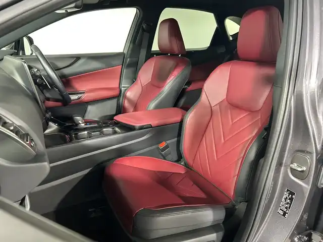 レクサス ＮＸ 350h バージョンL 神奈川県 2022(令4)年 2.2万km シルバーメタリック 純正14型ディスプレイオーディオプラス/車載ナビ/フルセグ　USB Androidauto　Applecarplay　/パノラミックビューモニター/ムーンルーフ/ルーフレール/セーフティシステムプラス/プリクラッシュセーフティ/レーントレーシングアシスト/ロードサインアシスト/ドライバー異常時対応システム/プロアクティブドライビングアシスト/アダブティブハイビームシステム/レーンディパーチャーアラート/レーダークルーズコントロール/発進遅れ告知機能/ブラインドスポットモニター/パーキングサポートブレーキ/前後ソナー/革シート/前席後席シートヒーター/前席ベンチレーション/パワーシート/前席/後席シートヒーター/運転席ポジションメモリー/パワーバックドア/ヘッドアップディスプレイ/革巻きステアリング/パドルシフト/ステアリングヒーター/後席電動格納機能/AC100V/ETC2.0/プッシュスタート/スマートキー/3眼LEDヘッドライト/LEDコーナリングランプ/ヘッドランプクリーナー/LEDフォグランプ/純正20インチアルミホイール