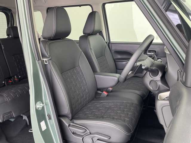 三菱 デリカミニ T プレミアム 愛知県 2025(令7)年 0.1千km Ｄグリーン 届出済未使用車　14km/MI-PILOT/純正9型ディスプレイオーディオ/・Bluetooth/AppleCarPlay/AndoroidAuto/全方位カメラ/両側電動スライドドア/ハーフレザー/クリアランスソナー/LEDヘッドライト/オートハイビーム/レーンキープ/前席シートヒーター（D/N）/ステアリングヒーター/ヒルディセントコントロール/電動パーキングブレーキ/オートブレーキホールド/プッシュスタート/スマートキー/スペアキー1本/ステアリングリモコン/DiM