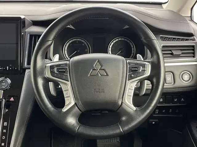 三菱 デリカＤ：５ P 新潟県 2022(令4)年 5.5万km グラファイトグレーメタリック/ブラックマイカ 4WD/純正メモリナビ/　フルセグTV/Bluetooth/CD/DVD/USB/レーダークルーズコントロール/衝突被害軽減ブレーキ/レーンキープアシスト/ブラインドスポットモニター/全方位モニター/パワーバックドア/D席パワーシート/前席シートヒーター/両側パワースライドドア/オートステップ/前後ドライブレコーダー/ビルトインETC/ステアリングヒーター/アイドリングストップ/横滑り防止装置/オートマチックハイビーム/LEDヘッドライト/パドルシフト/レザーステアリング/ステアリングスイッチ