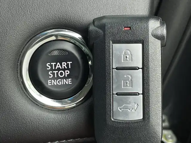 三菱 デリカＤ：５ P 新潟県 2022(令4)年 5.5万km グラファイトグレーメタリック/ブラックマイカ 4WD/純正メモリナビ/　フルセグTV/Bluetooth/CD/DVD/USB/レーダークルーズコントロール/衝突被害軽減ブレーキ/レーンキープアシスト/ブラインドスポットモニター/全方位モニター/パワーバックドア/D席パワーシート/前席シートヒーター/両側パワースライドドア/オートステップ/前後ドライブレコーダー/ビルトインETC/ステアリングヒーター/アイドリングストップ/横滑り防止装置/オートマチックハイビーム/LEDヘッドライト/パドルシフト/レザーステアリング/ステアリングスイッチ