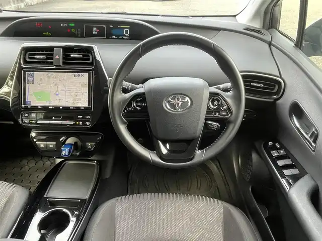 トヨタ プリウス A 埼玉県 2022(令4)年 1.7万km シルバーM /純正9型メモリナビ//フルセグTV//CD/DVD/Bluetooth//アダプティブクルーズコントロール//運転席パワーシート//ビルトインETC2.0//スマートキーx2//LEDヘッドライト//LEDフォグランプ//PCS 衝突軽減ブレーキ//LTA 車線逸脱抑制機能//ブラインドスポットモニター//パーキングブレーキサポート//ロードサインアシスト//ヘッドアップディスプレイ//クリアランスソナー//W.サイド.カーテンエアバッグ//ABS//横滑り防止装置//前後ドライブレコーダー//革巻きステアリング//ステアリングオーディオリモコン//オートライト/オートハイビーム//ドアバイザー//純正15インチAW