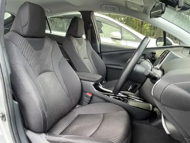 トヨタ プリウス A 埼玉県 2022(令4)年 1.7万km シルバーM /純正9型メモリナビ//フルセグTV//CD/DVD/Bluetooth//アダプティブクルーズコントロール//運転席パワーシート//ビルトインETC2.0//スマートキーx2//LEDヘッドライト//LEDフォグランプ//PCS 衝突軽減ブレーキ//LTA 車線逸脱抑制機能//ブラインドスポットモニター//パーキングブレーキサポート//ロードサインアシスト//ヘッドアップディスプレイ//クリアランスソナー//W.サイド.カーテンエアバッグ//ABS//横滑り防止装置//前後ドライブレコーダー//革巻きステアリング//ステアリングオーディオリモコン//オートライト/オートハイビーム//ドアバイザー//純正15インチAW