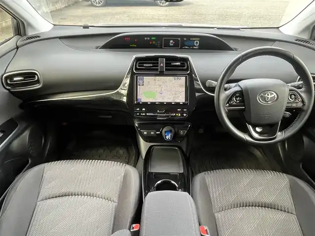 トヨタ プリウス A 埼玉県 2022(令4)年 1.7万km シルバーM /純正9型メモリナビ//フルセグTV//CD/DVD/Bluetooth//アダプティブクルーズコントロール//運転席パワーシート//ビルトインETC2.0//スマートキーx2//LEDヘッドライト//LEDフォグランプ//PCS 衝突軽減ブレーキ//LTA 車線逸脱抑制機能//ブラインドスポットモニター//パーキングブレーキサポート//ロードサインアシスト//ヘッドアップディスプレイ//クリアランスソナー//W.サイド.カーテンエアバッグ//ABS//横滑り防止装置//前後ドライブレコーダー//革巻きステアリング//ステアリングオーディオリモコン//オートライト/オートハイビーム//ドアバイザー//純正15インチAW