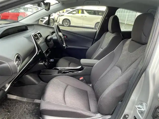 トヨタ プリウス A 埼玉県 2022(令4)年 1.7万km シルバーM /純正9型メモリナビ//フルセグTV//CD/DVD/Bluetooth//アダプティブクルーズコントロール//運転席パワーシート//ビルトインETC2.0//スマートキーx2//LEDヘッドライト//LEDフォグランプ//PCS 衝突軽減ブレーキ//LTA 車線逸脱抑制機能//ブラインドスポットモニター//パーキングブレーキサポート//ロードサインアシスト//ヘッドアップディスプレイ//クリアランスソナー//W.サイド.カーテンエアバッグ//ABS//横滑り防止装置//前後ドライブレコーダー//革巻きステアリング//ステアリングオーディオリモコン//オートライト/オートハイビーム//ドアバイザー//純正15インチAW