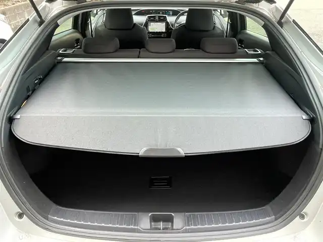 トヨタ プリウス A 埼玉県 2022(令4)年 1.7万km シルバーM /純正9型メモリナビ//フルセグTV//CD/DVD/Bluetooth//アダプティブクルーズコントロール//運転席パワーシート//ビルトインETC2.0//スマートキーx2//LEDヘッドライト//LEDフォグランプ//PCS 衝突軽減ブレーキ//LTA 車線逸脱抑制機能//ブラインドスポットモニター//パーキングブレーキサポート//ロードサインアシスト//ヘッドアップディスプレイ//クリアランスソナー//W.サイド.カーテンエアバッグ//ABS//横滑り防止装置//前後ドライブレコーダー//革巻きステアリング//ステアリングオーディオリモコン//オートライト/オートハイビーム//ドアバイザー//純正15インチAW