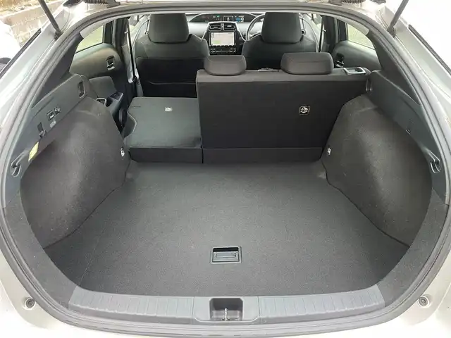 トヨタ プリウス A 埼玉県 2022(令4)年 1.7万km シルバーM /純正9型メモリナビ//フルセグTV//CD/DVD/Bluetooth//アダプティブクルーズコントロール//運転席パワーシート//ビルトインETC2.0//スマートキーx2//LEDヘッドライト//LEDフォグランプ//PCS 衝突軽減ブレーキ//LTA 車線逸脱抑制機能//ブラインドスポットモニター//パーキングブレーキサポート//ロードサインアシスト//ヘッドアップディスプレイ//クリアランスソナー//W.サイド.カーテンエアバッグ//ABS//横滑り防止装置//前後ドライブレコーダー//革巻きステアリング//ステアリングオーディオリモコン//オートライト/オートハイビーム//ドアバイザー//純正15インチAW