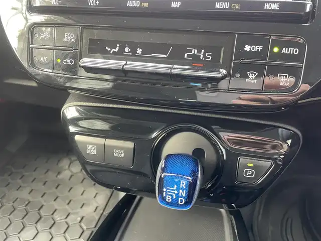 トヨタ プリウス A 埼玉県 2022(令4)年 1.7万km シルバーM /純正9型メモリナビ//フルセグTV//CD/DVD/Bluetooth//アダプティブクルーズコントロール//運転席パワーシート//ビルトインETC2.0//スマートキーx2//LEDヘッドライト//LEDフォグランプ//PCS 衝突軽減ブレーキ//LTA 車線逸脱抑制機能//ブラインドスポットモニター//パーキングブレーキサポート//ロードサインアシスト//ヘッドアップディスプレイ//クリアランスソナー//W.サイド.カーテンエアバッグ//ABS//横滑り防止装置//前後ドライブレコーダー//革巻きステアリング//ステアリングオーディオリモコン//オートライト/オートハイビーム//ドアバイザー//純正15インチAW