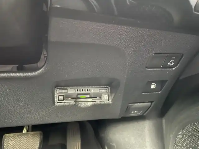 トヨタ プリウス A 埼玉県 2022(令4)年 1.7万km シルバーM /純正9型メモリナビ//フルセグTV//CD/DVD/Bluetooth//アダプティブクルーズコントロール//運転席パワーシート//ビルトインETC2.0//スマートキーx2//LEDヘッドライト//LEDフォグランプ//PCS 衝突軽減ブレーキ//LTA 車線逸脱抑制機能//ブラインドスポットモニター//パーキングブレーキサポート//ロードサインアシスト//ヘッドアップディスプレイ//クリアランスソナー//W.サイド.カーテンエアバッグ//ABS//横滑り防止装置//前後ドライブレコーダー//革巻きステアリング//ステアリングオーディオリモコン//オートライト/オートハイビーム//ドアバイザー//純正15インチAW