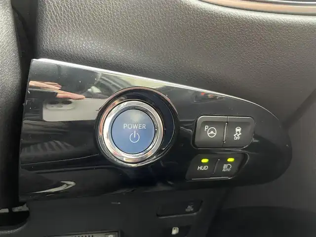 トヨタ プリウス A 埼玉県 2022(令4)年 1.7万km シルバーM /純正9型メモリナビ//フルセグTV//CD/DVD/Bluetooth//アダプティブクルーズコントロール//運転席パワーシート//ビルトインETC2.0//スマートキーx2//LEDヘッドライト//LEDフォグランプ//PCS 衝突軽減ブレーキ//LTA 車線逸脱抑制機能//ブラインドスポットモニター//パーキングブレーキサポート//ロードサインアシスト//ヘッドアップディスプレイ//クリアランスソナー//W.サイド.カーテンエアバッグ//ABS//横滑り防止装置//前後ドライブレコーダー//革巻きステアリング//ステアリングオーディオリモコン//オートライト/オートハイビーム//ドアバイザー//純正15インチAW