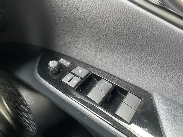 トヨタ プリウス A 埼玉県 2022(令4)年 1.7万km シルバーM /純正9型メモリナビ//フルセグTV//CD/DVD/Bluetooth//アダプティブクルーズコントロール//運転席パワーシート//ビルトインETC2.0//スマートキーx2//LEDヘッドライト//LEDフォグランプ//PCS 衝突軽減ブレーキ//LTA 車線逸脱抑制機能//ブラインドスポットモニター//パーキングブレーキサポート//ロードサインアシスト//ヘッドアップディスプレイ//クリアランスソナー//W.サイド.カーテンエアバッグ//ABS//横滑り防止装置//前後ドライブレコーダー//革巻きステアリング//ステアリングオーディオリモコン//オートライト/オートハイビーム//ドアバイザー//純正15インチAW