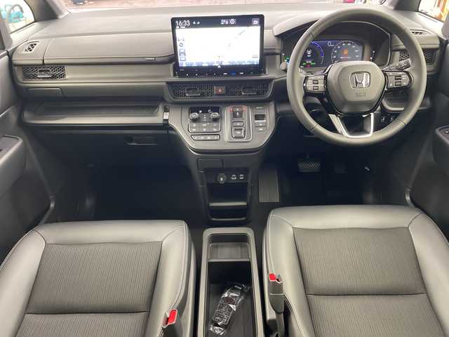 ホンダ ステップワゴン スパーダ eHEV 兵庫県 2025(令7)年 0.1千km プラチナホワイトパール ・登録済未使用車 距離5Km/・純正11.4インチナビ（LXM-247VFLi）/TV/Bluetooth/CD/DVD/USB/・純正15.6インチフリップダウンモニター（VM-231FE）/・バックカメラ/・Honda　SENSING/衝突軽減ブレーキ/先行車発進お知らせ機能/歩行者事故低減ステアリング/路外逸脱抑制機能/標識認識機能/アダプティブクルーズコントロール/車線維持支援システム/トラフィックジャムアシスト/ブラインドスポットインフォメーション/誤発進抑制機能/後方誤発進抑制機能/近距離衝突軽減ブレーキ/急アクセル抑制機能/パーキングセンサーシステム/オートハイビーム/・両側パワースライドドア/・パワーバックドア/・パドルシフト/・ハーフレザーシート/・全列USBチャージャー/・前席シートヒーター/・2列目オットマン/・LEDヘッドライト/・フォグランプ/・純正16インチアルミホイール/・スマートキー