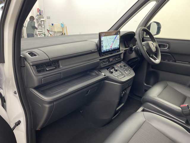 ホンダ ステップワゴン スパーダ eHEV 兵庫県 2025(令7)年 0.1千km プラチナホワイトパール ・登録済未使用車 距離5Km/・純正11.4インチナビ（LXM-247VFLi）/TV/Bluetooth/CD/DVD/USB/・純正15.6インチフリップダウンモニター（VM-231FE）/・バックカメラ/・Honda　SENSING/衝突軽減ブレーキ/先行車発進お知らせ機能/歩行者事故低減ステアリング/路外逸脱抑制機能/標識認識機能/アダプティブクルーズコントロール/車線維持支援システム/トラフィックジャムアシスト/ブラインドスポットインフォメーション/誤発進抑制機能/後方誤発進抑制機能/近距離衝突軽減ブレーキ/急アクセル抑制機能/パーキングセンサーシステム/オートハイビーム/・両側パワースライドドア/・パワーバックドア/・パドルシフト/・ハーフレザーシート/・全列USBチャージャー/・前席シートヒーター/・2列目オットマン/・LEDヘッドライト/・フォグランプ/・純正16インチアルミホイール/・スマートキー