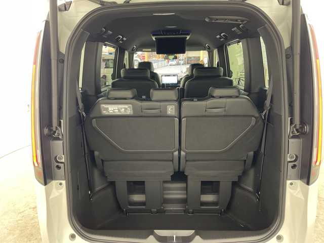 ホンダ ステップワゴン スパーダ eHEV 兵庫県 2025(令7)年 0.1千km プラチナホワイトパール ・登録済未使用車 距離5Km/・純正11.4インチナビ（LXM-247VFLi）/TV/Bluetooth/CD/DVD/USB/・純正15.6インチフリップダウンモニター（VM-231FE）/・バックカメラ/・Honda　SENSING/衝突軽減ブレーキ/先行車発進お知らせ機能/歩行者事故低減ステアリング/路外逸脱抑制機能/標識認識機能/アダプティブクルーズコントロール/車線維持支援システム/トラフィックジャムアシスト/ブラインドスポットインフォメーション/誤発進抑制機能/後方誤発進抑制機能/近距離衝突軽減ブレーキ/急アクセル抑制機能/パーキングセンサーシステム/オートハイビーム/・両側パワースライドドア/・パワーバックドア/・パドルシフト/・ハーフレザーシート/・全列USBチャージャー/・前席シートヒーター/・2列目オットマン/・LEDヘッドライト/・フォグランプ/・純正16インチアルミホイール/・スマートキー