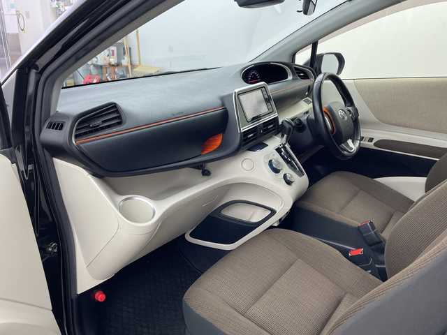 トヨタ シエンタ G 兵庫県 2016(平28)年 3.1万km ブラックマイカ ・社外ナビ/Bluetooth/CD/DVD/TV/USB/SD/・アルパインリアフリップダウンモニター/・トヨタセーフティセンス/・プリクラッシュセーフティ/・レーンディバーチャーアラート/・オートマチックハイビーム/・先行車発進告知機能/・ドライブスタートコントロール/・緊急ブレーキシグナル/・ヒルスタートアシストコントロール/・S-VSC/・車両接近通報装置/・両側パワースライドドア/・ステアリングスイッチ/・純正フロアマット/・前席シートヒーター/・LEDヘッドライト/・社外18インチアルミホイールタイヤ/・ETC/・スマートキー/・スペアキー/・取扱説明書/・保証書