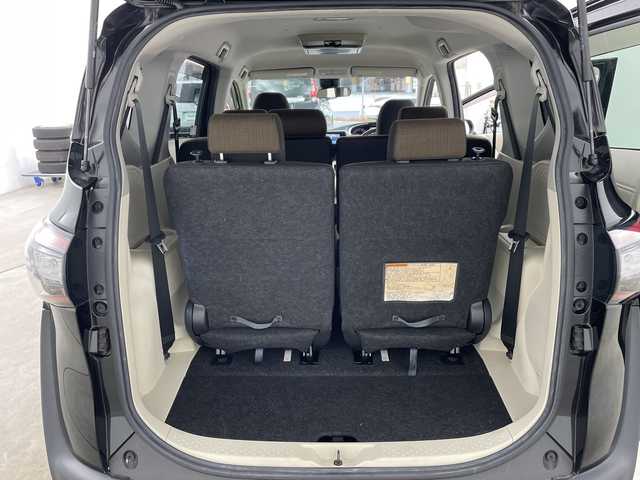 トヨタ シエンタ G 兵庫県 2016(平28)年 3.1万km ブラックマイカ ・社外ナビ/Bluetooth/CD/DVD/TV/USB/SD/・アルパインリアフリップダウンモニター/・トヨタセーフティセンス/・プリクラッシュセーフティ/・レーンディバーチャーアラート/・オートマチックハイビーム/・先行車発進告知機能/・ドライブスタートコントロール/・緊急ブレーキシグナル/・ヒルスタートアシストコントロール/・S-VSC/・車両接近通報装置/・両側パワースライドドア/・ステアリングスイッチ/・純正フロアマット/・前席シートヒーター/・LEDヘッドライト/・社外18インチアルミホイールタイヤ/・ETC/・スマートキー/・スペアキー/・取扱説明書/・保証書