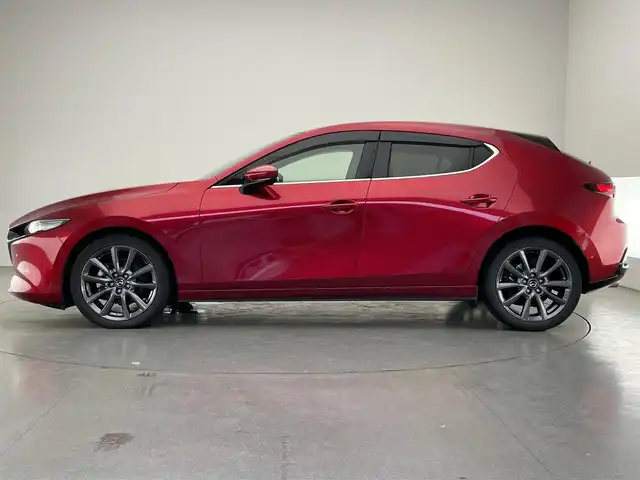 マツダ マツダ３ファストバック XD バーガンディセレクション 愛知県 2020(令2)年 4.7万km ソウルレッドクリスタルM 純正ナビ/フルセグTV/Bluetooth/DVD/CD/HDMI/前後ドライブレコーダー/アラウンドビューモニター/クルーズコントロール/ETC/プッシュスタート/革巻きハンドル/赤革シート/D席パワーシート（メモリ機能つき）/ステアリングスイッチ/ステアリングヒーター/衝突被害軽減機能/ブラインドスポットモニター/レーンキープアシスト/ドライバーモニタリングカメラ/標識認識機能/オートライト/オートマチックハイビーム/LEDヘッドライト/盗難防止装置/純正アルミホイール/保証書・取扱説明書