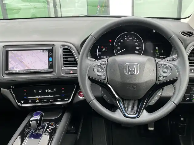 ホンダ ヴェゼル ハイブリッド ホンダセンシング 香川県 2016(平28)年 5.3万km クリスタルブラックパール 登録時走行距離：52852ｋｍ/純正ナビゲーション/→CD/DVD 再生/→フルセグTV/バックカメラ/ビルトインETC/ドライブレコーダー/ステアリングリモコン/革巻きステアリング/レーダークルーズコントロール/パドルシフト/LEDオートライト/フォグランプ/追突軽減ブレーキ/横滑り防止装置/レーンキープ/スマートキー