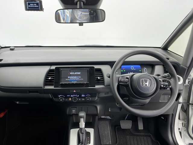ホンダ フィット e:HEVベーシック 長野県 2023(令5)年 4.4万km プラチナホワイトパール 4WD/社外ナビ（型番：AVN-LBS01）/Bluetooth/ETC/ドライブレコーダー（前方）/クルーズコントロール（追従あり）/衝突被害軽減システム/レーンキープアシスト/寒冷地仕様/クリアランスソナー/LEDヘッドライト/オートライト/オートマチックハイビーム/社外フロアマット/純正ホイールキャップ/ウィンカーランプ/ブレーキホールド/スマートキー/スペアキー1本