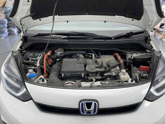 ホンダ フィット e:HEVベーシック 長野県 2023(令5)年 4.4万km プラチナホワイトパール 4WD/社外ナビ（型番：AVN-LBS01）/Bluetooth/ETC/ドライブレコーダー（前方）/クルーズコントロール（追従あり）/衝突被害軽減システム/レーンキープアシスト/寒冷地仕様/クリアランスソナー/LEDヘッドライト/オートライト/オートマチックハイビーム/社外フロアマット/純正ホイールキャップ/ウィンカーランプ/ブレーキホールド/スマートキー/スペアキー1本