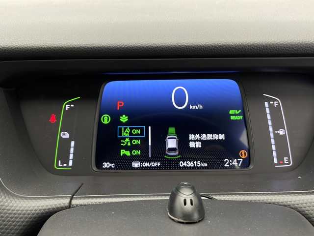 ホンダ フィット e:HEVベーシック 長野県 2023(令5)年 4.4万km プラチナホワイトパール 4WD/社外ナビ（型番：AVN-LBS01）/Bluetooth/ETC/ドライブレコーダー（前方）/クルーズコントロール（追従あり）/衝突被害軽減システム/レーンキープアシスト/寒冷地仕様/クリアランスソナー/LEDヘッドライト/オートライト/オートマチックハイビーム/社外フロアマット/純正ホイールキャップ/ウィンカーランプ/ブレーキホールド/スマートキー/スペアキー1本