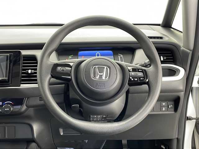 ホンダ フィット e:HEVベーシック 長野県 2023(令5)年 4.4万km プラチナホワイトパール 4WD/社外ナビ（型番：AVN-LBS01）/Bluetooth/ETC/ドライブレコーダー（前方）/クルーズコントロール（追従あり）/衝突被害軽減システム/レーンキープアシスト/寒冷地仕様/クリアランスソナー/LEDヘッドライト/オートライト/オートマチックハイビーム/社外フロアマット/純正ホイールキャップ/ウィンカーランプ/ブレーキホールド/スマートキー/スペアキー1本