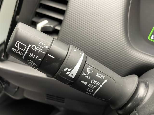 ホンダ フィット e:HEVベーシック 長野県 2023(令5)年 4.4万km プラチナホワイトパール 4WD/社外ナビ（型番：AVN-LBS01）/Bluetooth/ETC/ドライブレコーダー（前方）/クルーズコントロール（追従あり）/衝突被害軽減システム/レーンキープアシスト/寒冷地仕様/クリアランスソナー/LEDヘッドライト/オートライト/オートマチックハイビーム/社外フロアマット/純正ホイールキャップ/ウィンカーランプ/ブレーキホールド/スマートキー/スペアキー1本